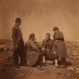 Deux soldats français debout à côté de trois soldats zouaves assis et fumant, Guerre de Crimée, Crimée, Ukraine