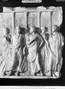Un groupe de sénateurs devant le Temple de Jupiter