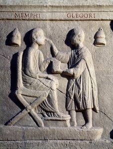 Un ophtalmologue examine les yeux de son patient (Bas-relief, 2ème siècle) - Roman