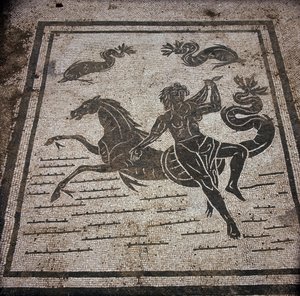 Ostie antique. Place des Corporations. Mosaïque de la Corporation des marins de Sabratha. Une nymphe et un cheval marin. - Roman
