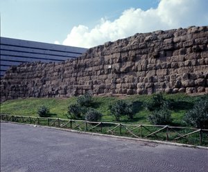 Rome antique, période archaïque : vue des ruines du mur servien, premier enclos de la ville de Rome, construit sous le roi Servius Tullius. VIe siècle av. J.-C. Italie - Roman