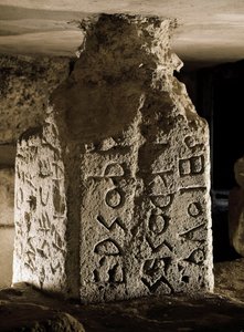 Borne (ou cippe) du Forum Romain trouvée sous l