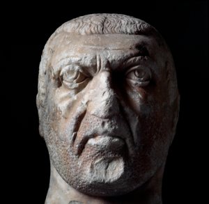 Buste de Dioclétien (Gaius Aurelius Valerius Diocletianus, 245-316), empereur romain de 284 à 305. Sculpture en marbre. Chieti, Museo Archeologico. - Roman