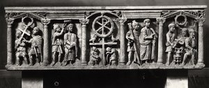 Sarcophage chrétien décoré de scènes de la Passion du Christ, y compris l
