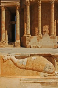 Sculpture de dauphin devant la scène, Sabratha, Libye, vers 190 après J.-C. - Roman