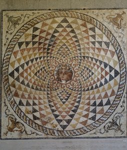Mosaïque géométrique avec Dionysos au centre découverte dans une villa romaine à Corinthe, Grèce, civilisation romaine, seconde moitié du IIe-début du IIIe siècle après J.-C.