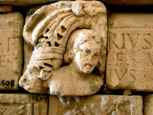 Tête, fragment de sarcophage, vers 1er siècle