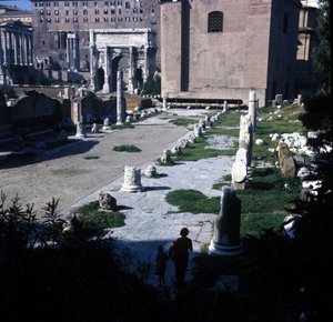 Emplacement de la Basilique Aemilia dans le Forum Romain construite pour la première fois en 179 av. J.-C. et restaurée plusieurs fois grâce à la famille Emilia. Rome