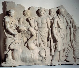 Relief en marbre du Forum de Trajan : scène de haruspice (devin étrusque) consultant les entrailles d