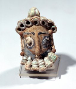 Antiquité orientale : amulette en forme de tête masculine trouvée dans une tombe à Carthage. Période punique, terre vernissée. 400-300 av. J.-C. Paris, Musée du Louvre
