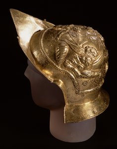 Casque de parade, représentant des cupidons dans une course de chars, du site romain de Newstead, Melrose, fin du 1er siècle AD - Roman