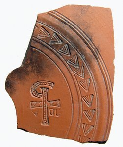 Fragment de poterie avec une combinaison de lettres formant une abréviation pour le nom de Jésus-Christ, Afrique du Nord, c.4ème siècle apr. J.-C. - Roman