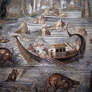 Navire fluvial du 1er siècle av. J.-C. Détail de la mosaïque de Palestrine. Le gouvernail est à la poupe et double. Cette mosaïque provient du Temple de la Fortune et est maintenant conservée au Palais Barberini
