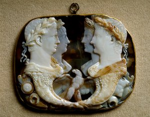 Art romain : camée en onyx (Gemma Claudia) décoré de représentations de couples impériaux Claude (Tiberius Claudius Drusus) (10 av. J.-C.-54 apr. J.-C.) et son épouse Agrippine la Jeune (15-59 apr. J.-C.) (Agrippina minor) (à gauche) et Caius Julius Caesar