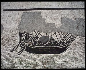 Art romain : "Navire". Mosaïque de la Corporation des gens de la mer, Place des Corporations