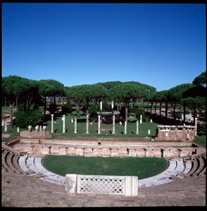 Art romain : vue des ruines du théâtre - Roman