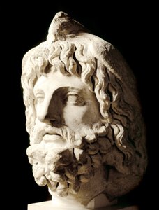 Art romain : tête barbue couverte par un oiseau mort de Sarapis ou Sérapis, dieu gréco-égyptien de la Mort
