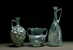Art romain : bouteilles et cruche en verre. 1er et 2ème siècle après J.-C. Museo Nacional de Arte Romano Madrid