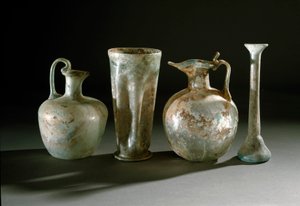 Art romain : cruches et vases en verre de Pompéi. 1er siècle, Museo Archeologico Nazionale, Naples - Roman