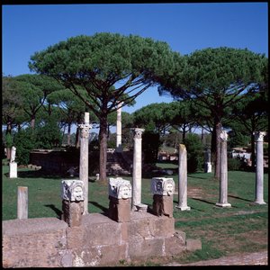 Art romain : vue des ruines du Temple de Cérès, site archéologique d