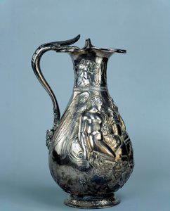Trésor de Boscoreale : aigue-marine. Sur le col : deux génies ailés arrosant des griffons. Sur le ventre : une victoire sacrifiant un cerf, l