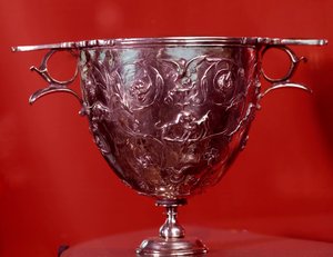 Trésor de Boscoreale : canthare (vase à boire) avec feuilles de platanes. Fin du 1er siècle avant J.-C. - 1er siècle après J.-C. Hauteur 0,17 m. Paris, Musée du Louvre