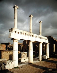 Vue du portique du Forum