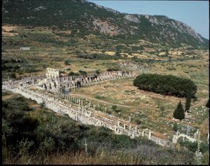Vue de la rue des Curètes vers la bibliothèque de Celsus - Roman