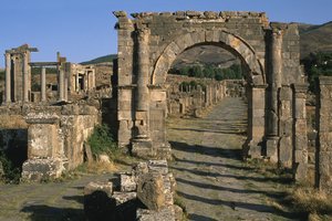 Carte, arche et temple de Vénus (à gauche), Haute période impériale (27 av. J.-C.-395 apr. J.-C.)