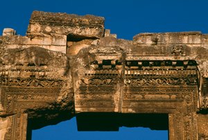 Temple de Bacchus, détail du linteau de la porte - Roman Imperial Period