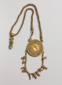 Collier avec médaillon et pendentif, 200-300
