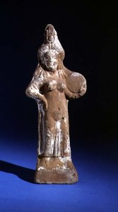 Statuette de la déesse Isis tenant un tympanon (terre cuite peinte) - Roman Period Egyptian