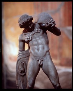 Satyre avec une outre à vin. Sculpture dans la Casa dei Cervi, 5e siècle av. J.-C. - 1er siècle apr. J.-C. - Roman Roman