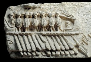 Birème transportant des soldats armés (bas-relief)