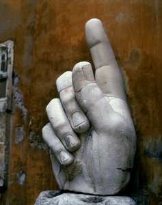 Main droite, du Colosse de Constantin (marbre)