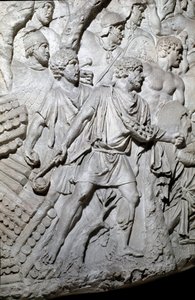 Art romain : « Guerriers daces utilisant un lance-pierre pendant la première guerre en Dacie » Moulage de 1862 reproduisant les bas-reliefs de la colonne de Trajan à Rome construite sous le règne de l