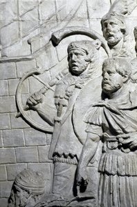 Art romain : Guerriers romains pendant la première guerre en Dacie. Moulage de 1862 reproduisant les bas-reliefs de la colonne de Trajan (Colonna Traiana) à Rome construite sous le règne de l