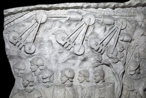 Art romain : « Machines de guerre pendant la Seconde Guerre » Moulage de 1862 reproduisant les bas-reliefs de la colonne de Trajan (colonne Trajane) (Colonna Traiana) à Rome construite sous le règne de l