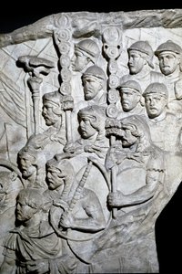 Art romain : « Guerriers portant le Vexillum (bannières romaines) » Moulage de 1862 reproduisant les bas-reliefs de la colonne de Trajan (colonne Trajane) (Colonna Traiana) à Rome construite sous le règne de l