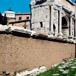Forum romain : vue des Rostres où se tenaient les réunions. Rome - Roman Roman