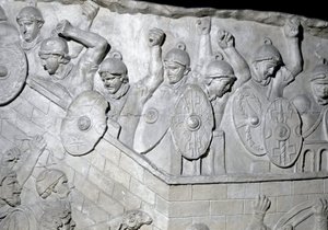 Art romain : soldats romains défendant une forteresse - Roman Roman