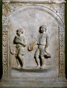 Art romain : autel funéraire représentant deux serviteurs portant des objets pour le sacrifice. Bas-relief. Rome, Museo Nazionale Romano - Roman Roman