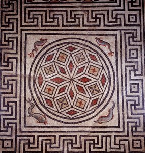 Art romain : mosaïque décorée de dauphins. Nîmes, musée d