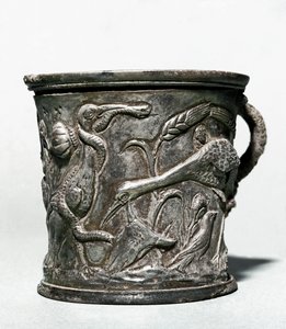 Coupe en argent avec des oiseaux et du blé