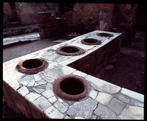 Comptoir en marbre du thermopolium, 5e siècle av. J.-C. - 1er siècle apr. J.-C. - Roman Roman