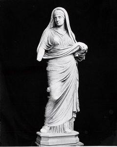 Vierge vestale (marbre) (photo n/b)