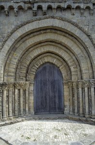 Église du 12e siècle avec une jolie façade poitevine (style roman). Chaize-Giraud - Romanesque