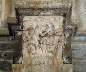 Un musicien et un démon symbolisant la luxure (chapiteau sculpté)