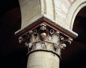 Chapiteau sculpté