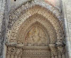 Christ en gloire entre saint Paul et saint Pierre, faux portail (sculpture) - Romanesque